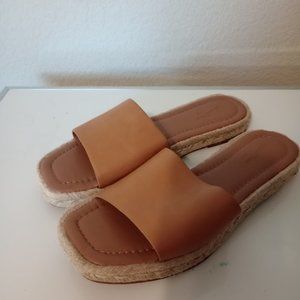 Charlotte Russe Tan Slides Size 8